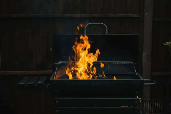 Bezpieczny grill i biwak – o czym pamiętać, by uniknąć pożaru?