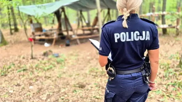 Policjanci i strażacy odwiedzili obozy harcerskie w Głuchowie