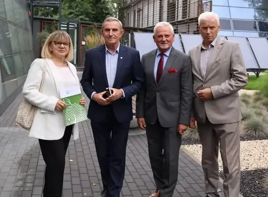 Ratują zabytkową aleję drzew na trasie Łasieczniki – Nieborów. Dotacja z WFOŚiGW