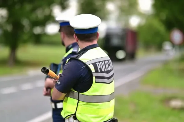 Deszczowy i wietrzny weekend – policja apeluje o ostrożność na drogach