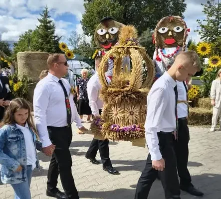Delegacja Gminy Lipce Reymontowskie na Dożynkach Powiatowych w Sierakowicach Prawych