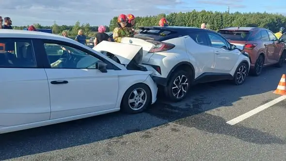 Kolizje na A2 pod Skierniewicami – pięć aut w każdym zdarzeniu