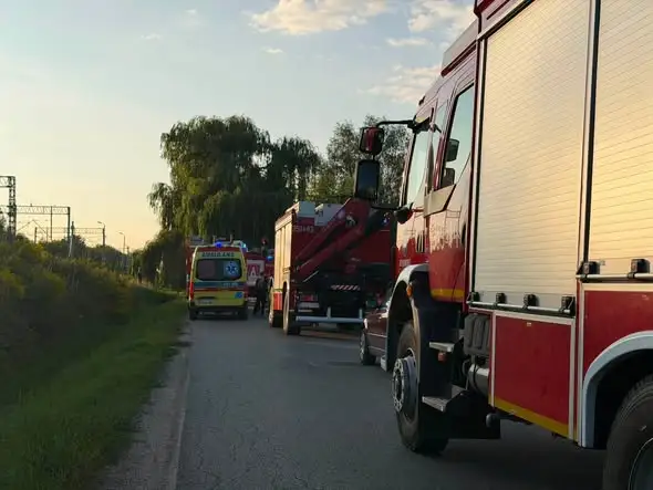 Wypadek na ulicy Sierakowickiej w Skierniewicach – droga zablokowana