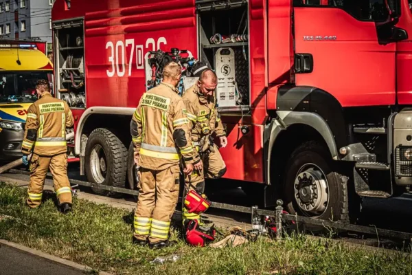 Policjanci i strażacy odwiedzili obozy harcerskie w Głuchowie