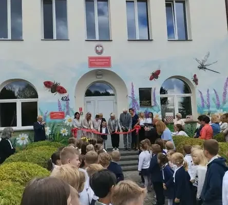 Mural w Dębowej Górze gotowy – hołd dla ks. Jana Twardowskiego