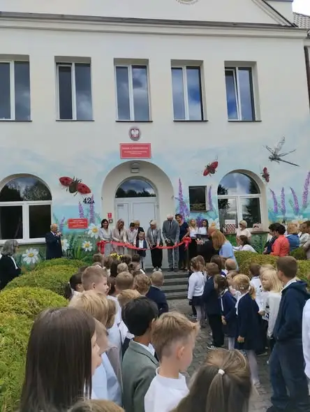 Mural w Dębowej Górze gotowy – hołd dla ks. Jana Twardowskiego