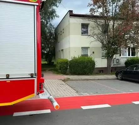 Interwencja OSP Maków: usunięcie gniazda szerszeni z elewacji przychodni