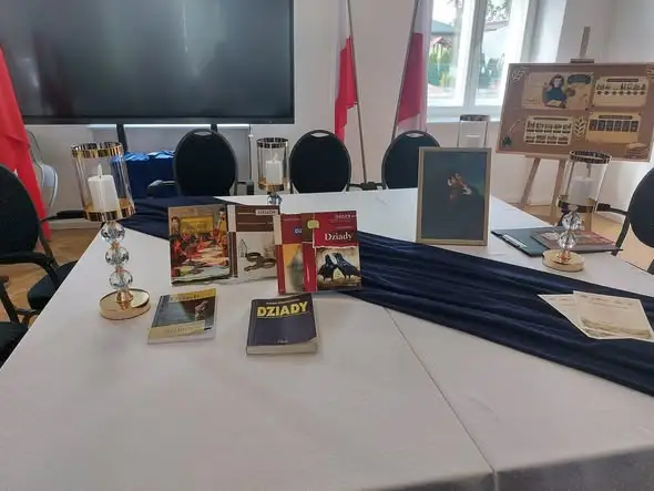 Narodowe Czytanie w Głuchowie: wspólne spotkanie z „Dziadami” Mickiewicza