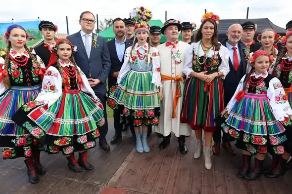 Lipiecki folklor oczarował publiczność na Dożynkach Gminnych w Podolszynie