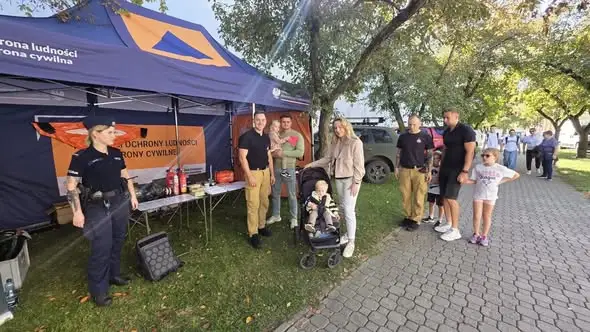Strażacy z PSP Skierniewice zapraszają do namiotu Akademii Ochrony Ludności na Święcie Kwiatów, Owoców i Warzyw