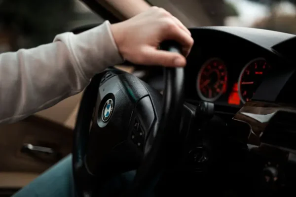 Ponad 100 km/h w obszarze zabudowanym – 21-latek bez prawa jazdy zatrzymany