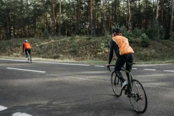 Skierniewiccy policjanci rozdawali rowerzystom kamizelki odblaskowe
